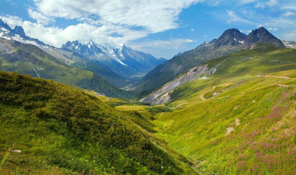 Julia - Kuznetsova - Shutterstock - Vue sur la vallée de Chamonix depuis le Col de Balme;France - Grand tour du Mont-Blanc confort 9 jours alpes-francaises-tour-du-mont-blanc-rando