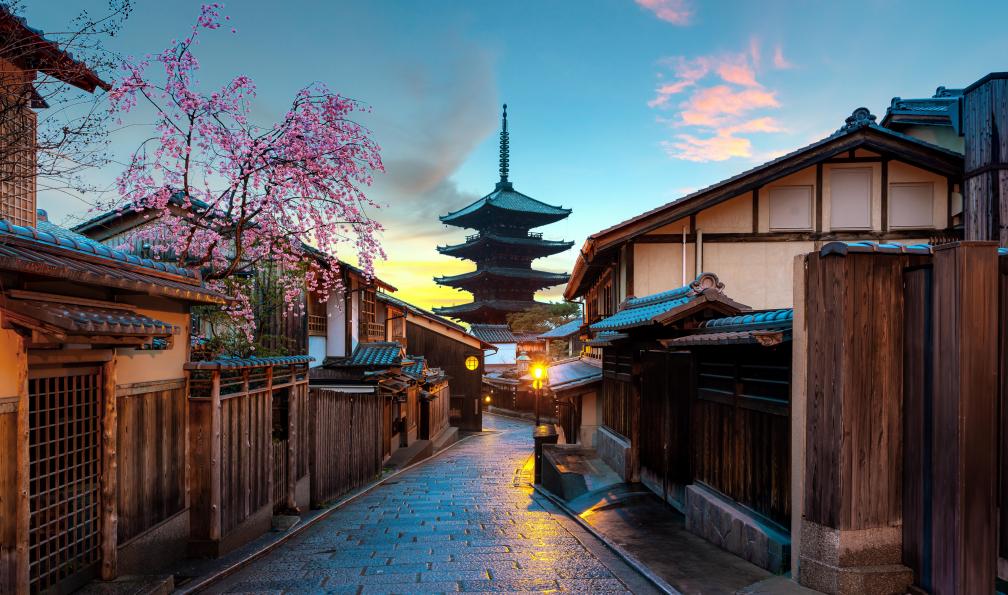 ake1150 - Adobe stock - La pagode de Yasaka et la rue Sannen Zaka au petit matin, Kyoto, Japon - Au pays du Soleil-Levant japon-rando-japon