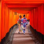© Patryk - Kosmider - Femmes en habits traditionnel japonais, marchant à Fushimi Inari Shrine, Kyoto, Japan randonnée mont fuji