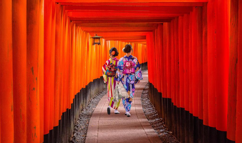 Patryk - Kosmider - Femmes en habits traditionnel japonais, marchant à Fushimi Inari Shrine, Kyoto, Japan - Mont Fuji et cités impériales japon-randonnee-mont-fuji