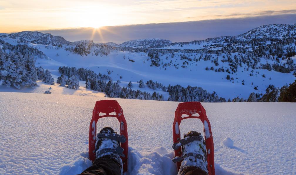 SanderStock - Istock - Raquette devant le coucher de soleil sur les plateaux du Vercors;France - Raquettes et détente dans le Vercors alpes-francaises-raquettes-vercors