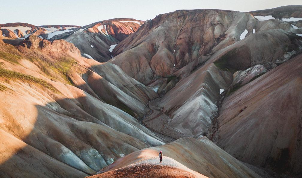 Icelandic Explorer - Visit Iceland - Randonneur sur les rondeurs des montagnes de Landmannalaugar, Islande