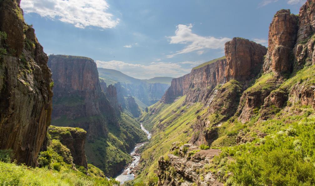 HannesThirion - Istock - Rivière et cascade de Maletsunyane dans les Monts Maluti,Lesotho - Voyages, trekkings et randonnées au Lesotho Voyages, trekkings et randonnées au Lesotho