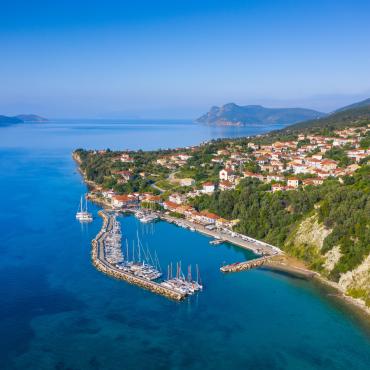 Epic Vision - Adobestock - Petite marina avec des catamarans et des voiliers en Grèce. Kalamos Marina. Charmant et accueillant port en Grèce. Ancien village de pêcheurs avec port sur le rivage de la mer Ionienne. Voyage en bateau sur la mer.
 iles ionniennes