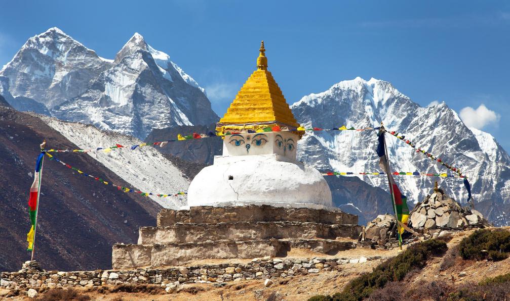 Prudek - Daniel - Shutterstock - Stupa près du village de Dingboche, mont Kangtega and Thamserku;Népal - Kala Pattar, belvédère sur l'Everest everest-khumbu-trekking-everest
