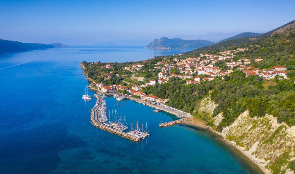 Epic Vision - Adobestock - Petite marina avec des catamarans et des voiliers en Grèce. Kalamos Marina. Charmant et accueillant port en Grèce. Ancien village de pêcheurs avec port sur le rivage de la mer Ionienne. Voyage en bateau sur la mer.
 iles ionniennes - Voile et rando en mer Ionienne  grece-croisiere-et-rando
