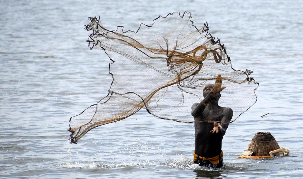 Pêcheur lançant un filet, Bénin. - L'essentiel du Bénin benin-voyage-organise-benin