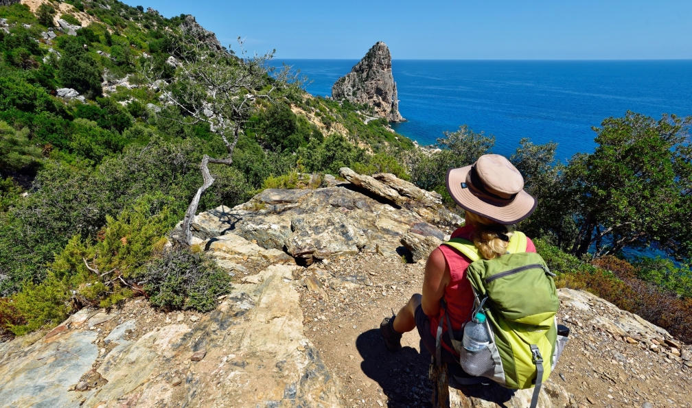 Fotolia - Randonneuse face à la mer, Selvaggio Blu, Sardaigne, Italie. - Le trek du Selvaggio Blu sardaigne-trek-sardaigne
