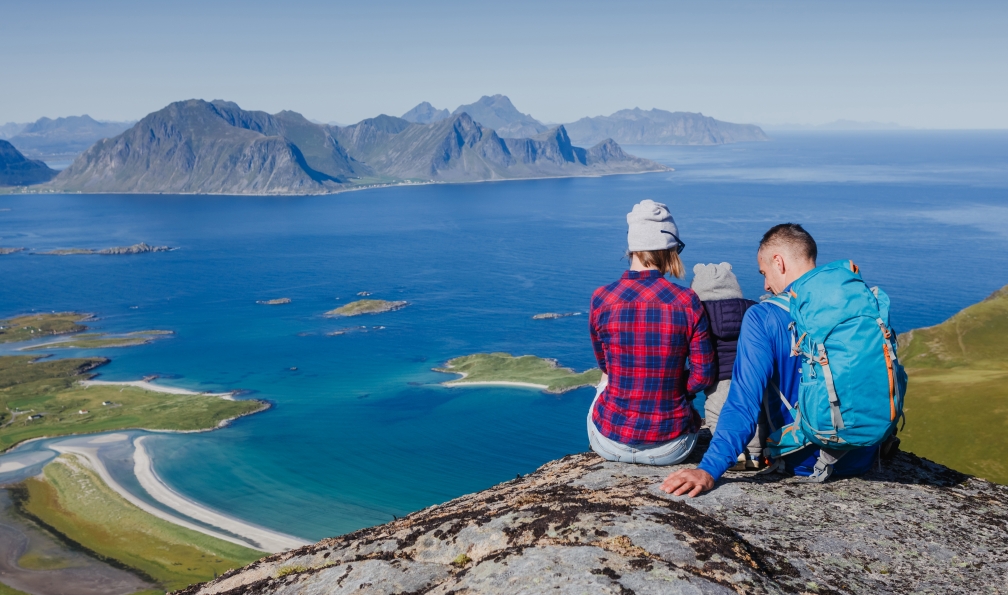 Olga - Danylenko - Shutterstock - Mère et père avec leur enfant surplombant les Lofotens;Norvège - Petits Vikings aux îles Lofoten lofoten-voyage-norvege-en-famille