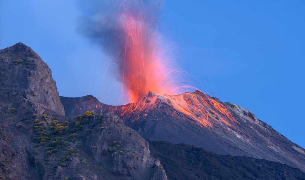 mmac72 - istock - Volcan Stromboli en éruption, îles Eoliennes, Italie - Eoliennes d'azur iles-eoliennes-decouverte-en-famille