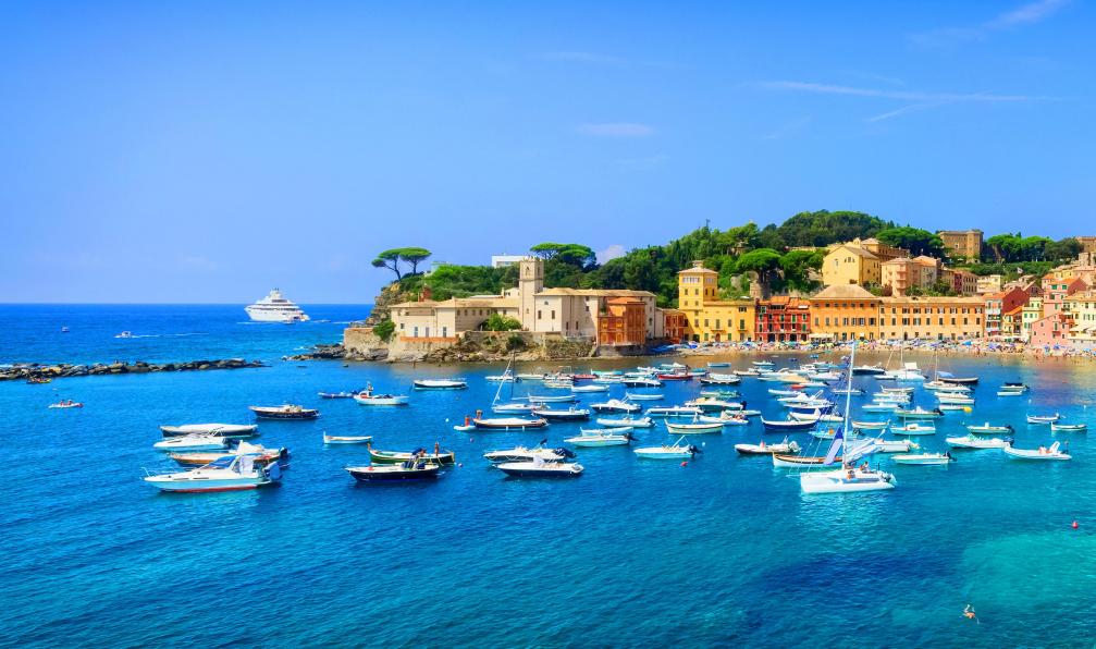 Serditova - lena - Adobe stock - Plage, ville et bateaux sur la mer turquoise de la ville de Sestri Levante, Italie - Les villages colorés des Cinque Terre cinque-terre-parc-national-des-cinque-terre