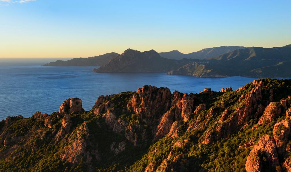 Istock - Calanques de Piana, Porto, Corse. - L'essentiel du Mare e Monti corse-randonnee-mare-e-monti