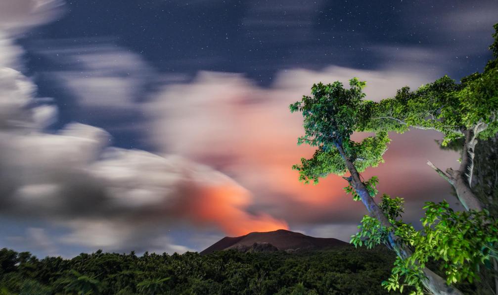 PietroPazzi - Istock - Mont Yasur sur l'île de Tanna, volcan en éruption;Vanuatu - Volcans d'Océanie vanuatu-trek-vanuatu