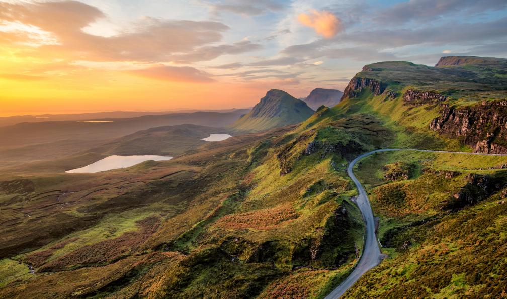 Danoz - Adobe stock - Lever de soleil vibrant à Quiraing sur l'île de Skye, Écosse, Royaume-Uni - Le grand tour d'Ecosse ecosse-le-grand-tour-d-ecosse