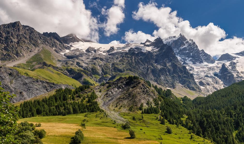 francois-roux - Istock - Glacier de la Meije depuis le village de La Grave au Parc National des Ecrins. Département des Hautes-Alpes;France - Les panoramas de la Meije alpes-francaises-randonnee-plateau-d-emparis
