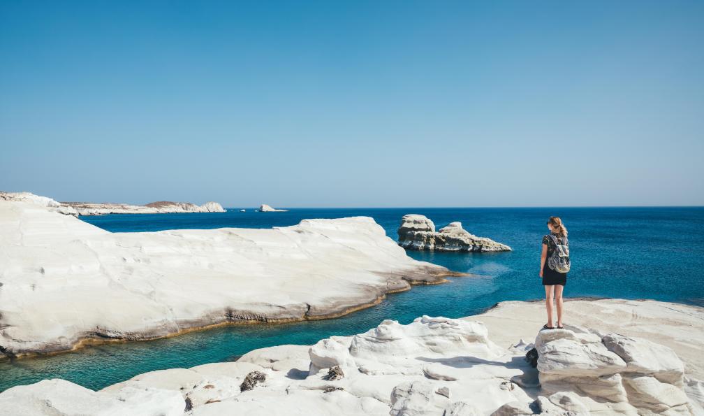 borchee - Istock - Marcheuse explorant les falaises de Milos;Grèce - Cyclades : Milos et Kimolos en famille cyclades-la-grece-en-famille