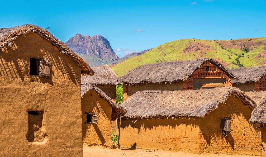 Luis - Adobe stock - Village traditionnel le long de la légendaire route national 7, près de la réserve d'Isalo, Madagascar - Balade en pays malgache madagascar-rando-madagascar