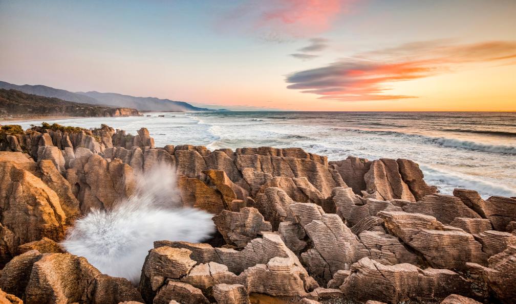 Colin & Linda McKie - Adobe stock - Pancake Rocks au coucher du soleil, côte ouest, Nouvelle-Zélande - Nouvelle-Zélande: le souffle des terres sauvages nouvelle-zelande-circuit-decouverte-nouvelle-zelande