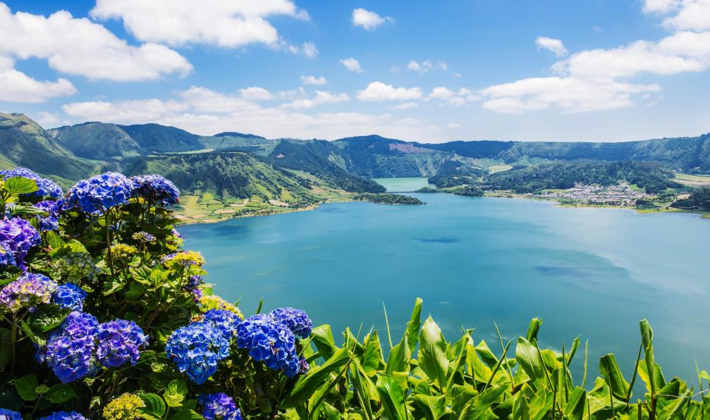 VickySP - Istock - Lac Sete Cidades d'hortensia, les Açores, Portugal. - São Miguel, l'île verte acores-randonnee-sao-miguel