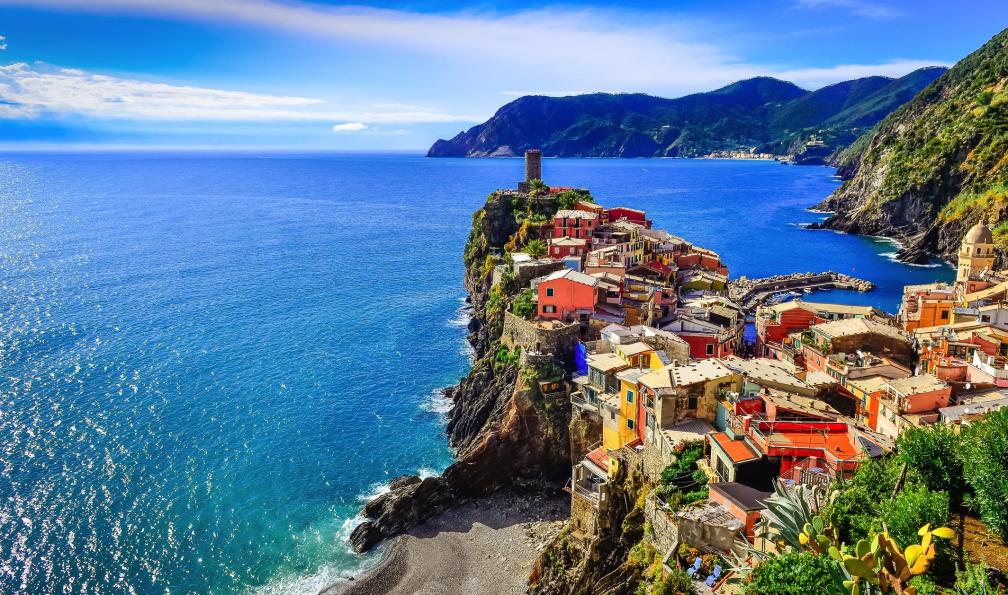 MartinM303 -  Istock -  Vue panoramique sur le pittoresque village Vernazza à Cinque Terre, Italie.  - Portofino et Cinque Terre - 1 cinque-terre-randonnee-cinque-terre-1