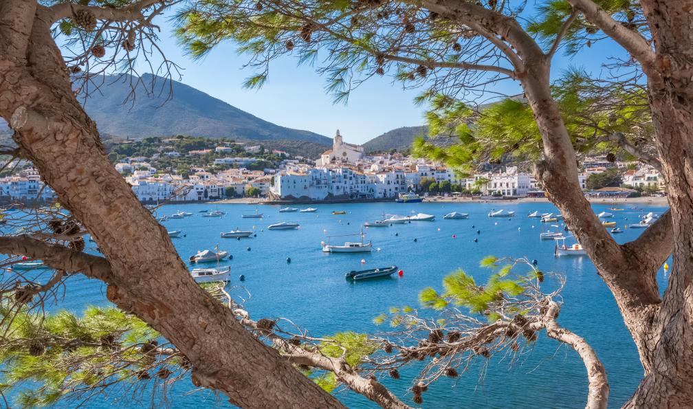 Unclesam - Adobe stock - Vue sur la ville de Cadaqués à travers les pins, Costa Brava, Espagne - De Collioure à Cadaqués collioure-rando-collioure-cadaques