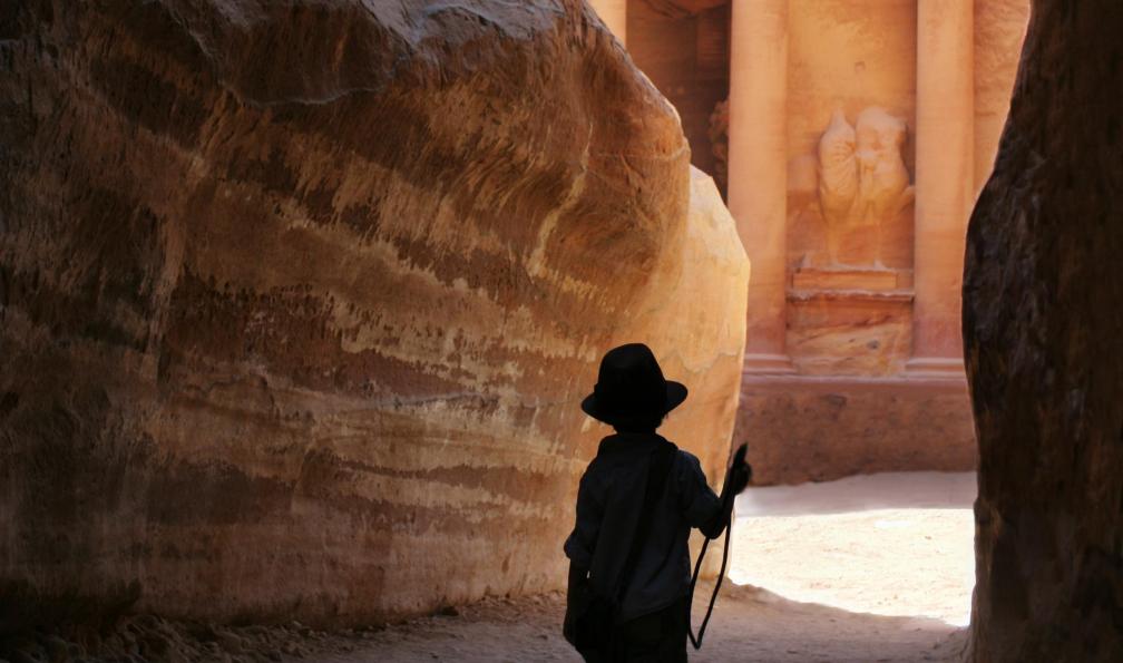 brunette - Istock - Petit garçon devant Petra;Jordanie - À la fois Rois et Bédouins du désert jordanie-jordanie-avec-enfants