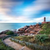© lespauly - Istock - Phare de Ploumanac'h dit phare de Mean Ruz;France randonnée cote de granit rose