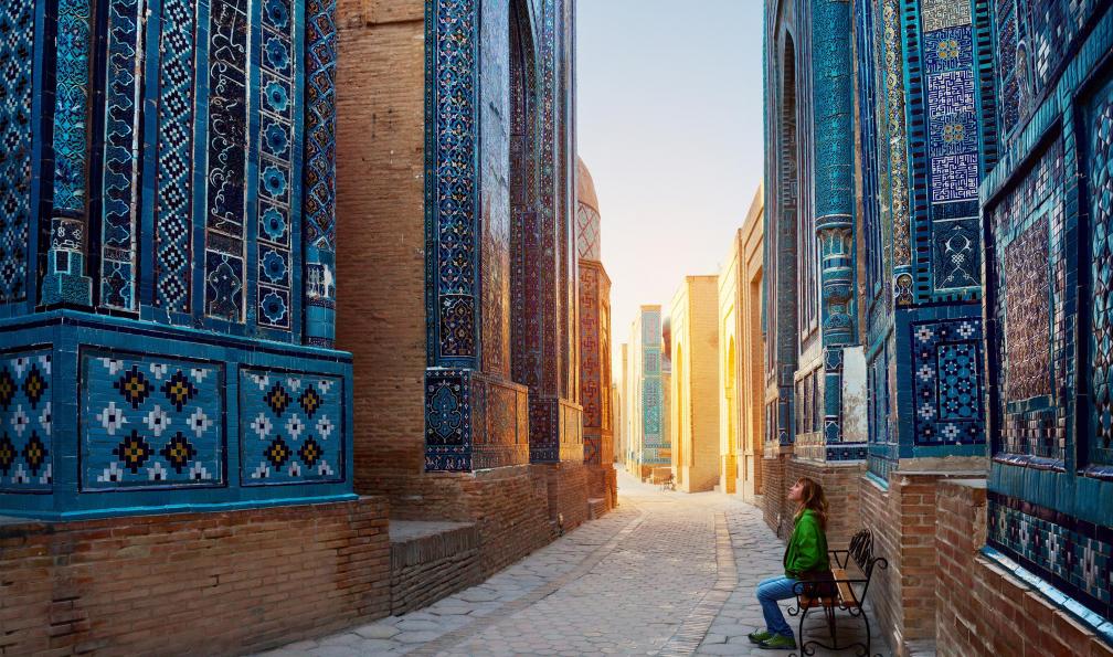 Dudarev Mikhail - shutterstock - Femme admirant le complexe de Shah-i-Zinda, Samarkand, Ouzbekistan - L'empire des grands khans ouzbekistan-boukhara-ouzbekistan