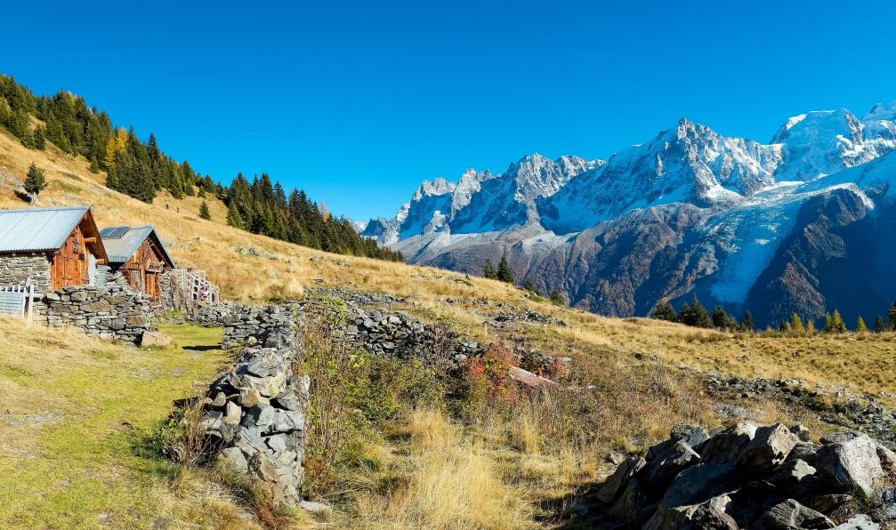 Locci - Elisa - Shutterstock - Vue du Mont-Blanc depuis les chalet de Chailloux, Chamonix;France - Les panoramas du mont Blanc alpes-francaises-randonnee-mont-blanc