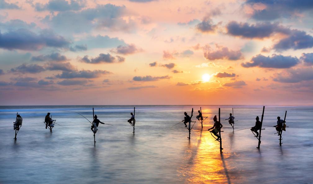 Adobe Stock - Pêche traditionnelle au Sri Lanka au coucher du soleil