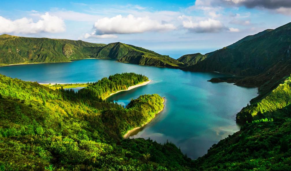 Doleesi - Adobe Stock - Paysage de Lagoa do Fogo lac sur lîle de Sao Miguel île des Açores. - Le tour de Sao Miguel acores-les-acores-en-famille