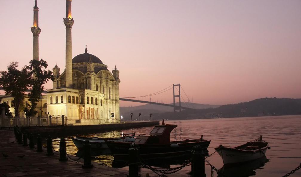 Fotolia - Mosquée Mecidye au coucher du soleil, rives du Bosphore, Istanbul, Turquie. - Charmes de Cappadoce et d'Istanbul cappadoce-cappadoce-istanbul