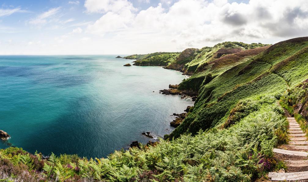 Markus Thoenen - istock - Paysage côtier entre Bouley Bay et Gorey Bay, Jersey, Royaume-Uni - Les îles Anglo-Normandes angleterre-randonnee-jersey