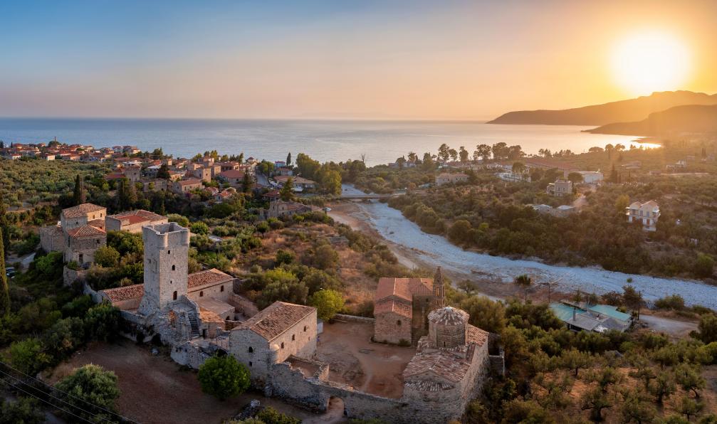 moofushi - Adobe stock - Vue aérienne panoramique de la vieille ville de Kardamyli lors d'un chaud coucher de soleil d'été, Laconie, Mani, Grèce - Chemins antiques du Péloponnèse grece-continentale-chemins-antiques-du-peloponnese