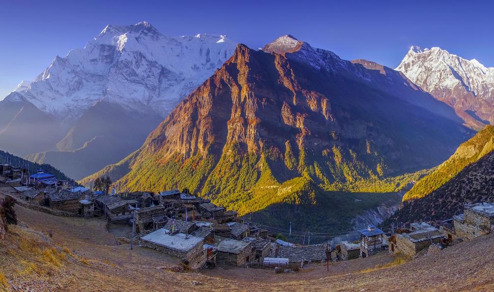 Olmoroz - Istock - Vue sur les sommets des Annapurna II et IV depuis le village de Ghyaru;Népal - La Haute Route des Annapurnas annapurnas-lac-tilicho
