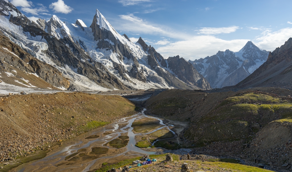 Punnawit - Suwattananun - Shutterstock - Vue sur le camps de base Khuspang avec le Laila Peak et Masherbrum;Pakistan - Voyages et treks au Pakistan Voyages et treks au Pakistan