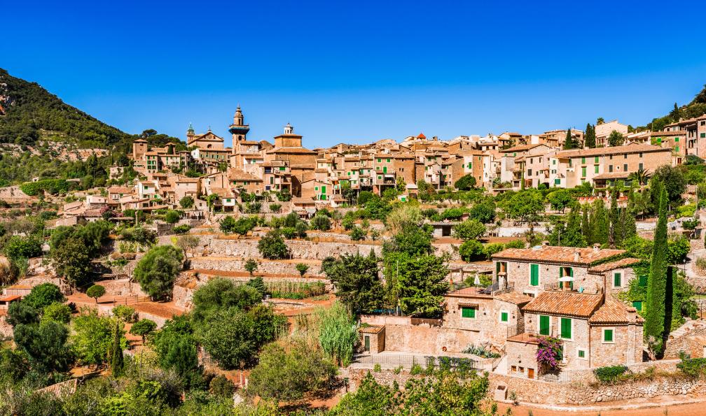 vulcano - Shutterstock - Le village de Valldemossa dans les montagnes de Tramuntana, Majorque, Espagne. - Sous le soleil de Majorque baleares-rando-majorque