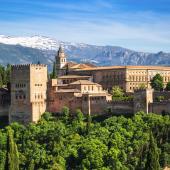 © Perszing1982 - istock - Vue sur le célèbre Alhambra de Grenade, en Espagne randonnée andalousie