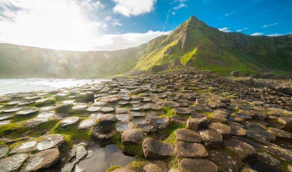 Nicola - Ferrari - Istock - La chaussée des géants à l’aube par une journée ensoleillée avec les colonnes de basalte Comté d’Antrim;Irlande - Donegal et lumières du Nord irlande-irlande-du-nord-chaussee-des-geants