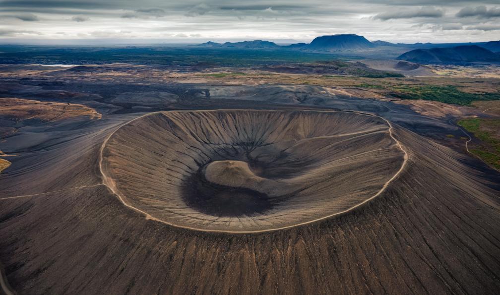 Mumemories - Adobe stock - Le grand cratère du volcan Hverfjall est le cône Tephra dans la région de Myvatn en Islande - Exploration intégrale des hautes terres d'Islande islande-circuit-islande-15-jours