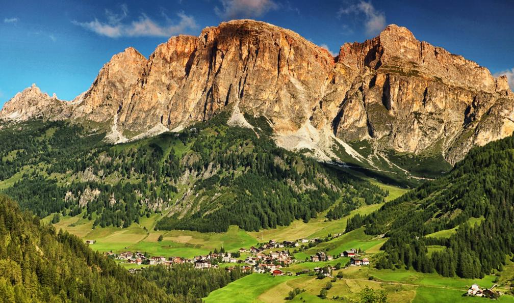 MarcoMarchi - istock - Village de Corvara et Dolomites, Italie - Panorama sur les Dolomites alpes-italiennes-trekking-dolomites