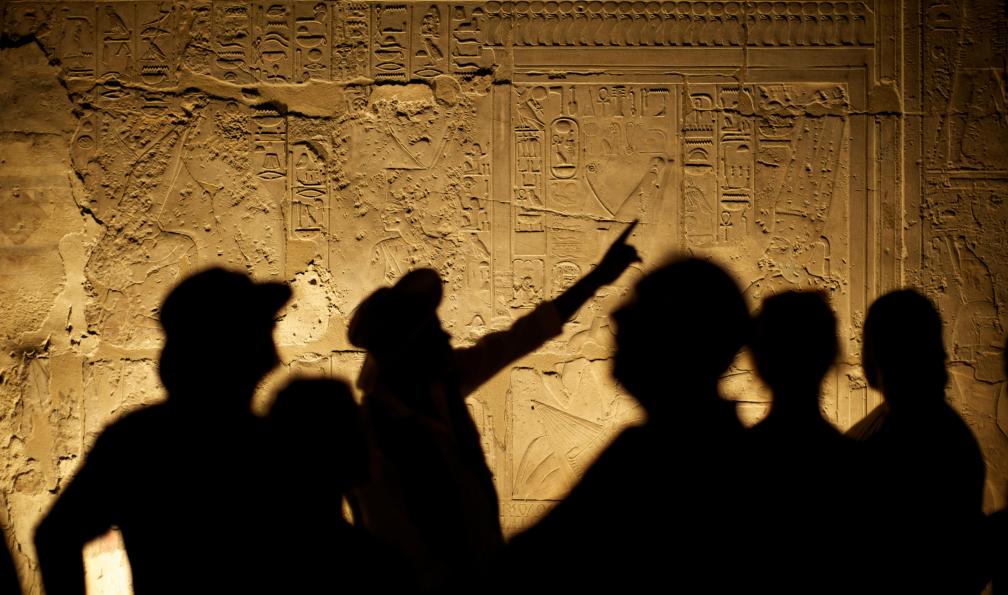 PeskyMonkey - Istock - Hieroglyphes égyptien avec des Silhouettes - Le Nil et l'héritage des Pharaons egypte-decouverte-egypte