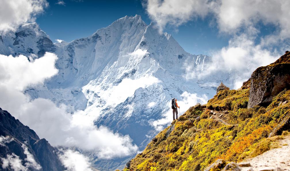 Maygutyak - Adobe stock - Randonneur face au Thamserku dans les montagnes de l'Himalaya, Népal grands treks