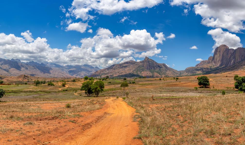 ArtushFoto - 560932362 - Adobe stock - Montagnes et terre rouge du Parc national de l'Andringitra dans la région de Matsiatra, Madagascar - L'île aux montagnes rouges madagascar-pic-boby