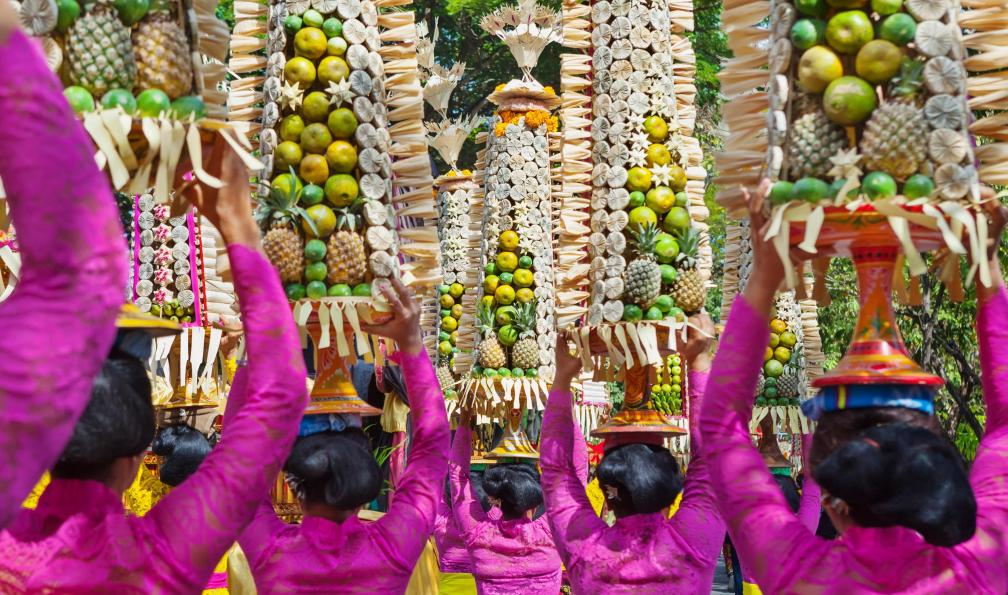 Tropical studio - Shutterstock - Procession et fête traditionnelle, Bali, Indonésie. - Bali, trésor hindou "slow travel" bali-randonnee-bali
