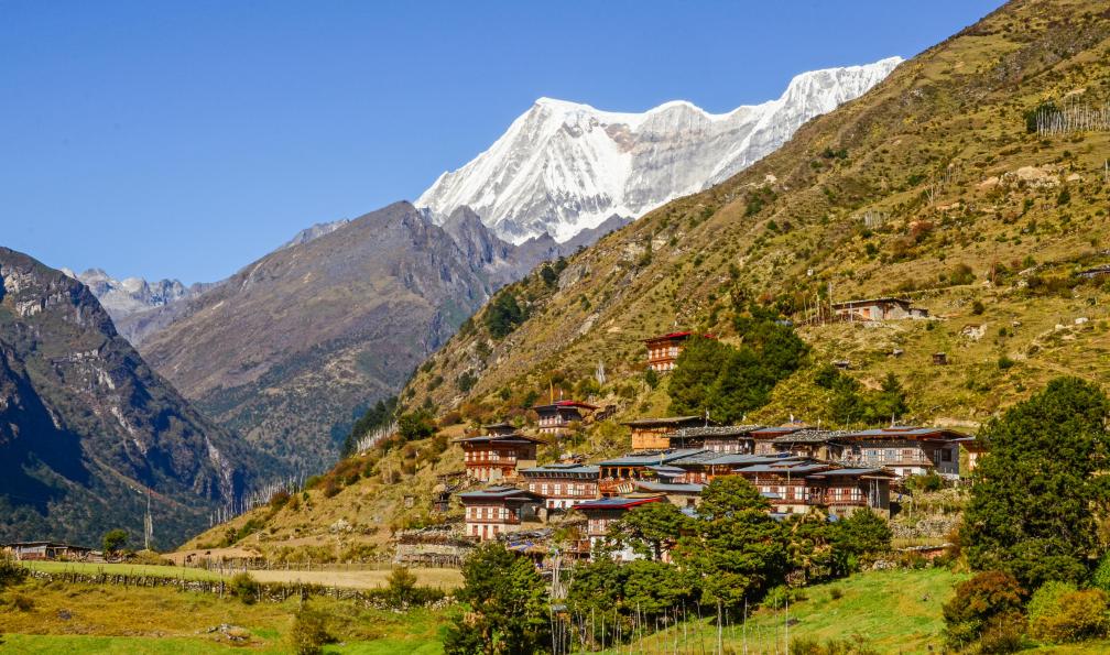 Village et crête enneigée, trek de Laya au Chomolari, Bhoutan. - Trek au Bhoutan Trek au Bhoutan