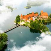 © proslgn - Istock - Vue aérienne du vieux château de Trakai, Lituanie voyage pays baltes