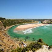 © ah_fotobox - Istock - Algarve vue sur Praia de Odeceixe, Aljezur, Portugal route vicentine