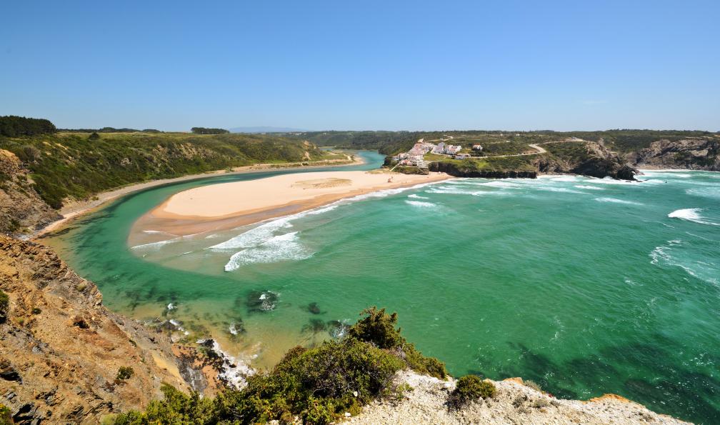 ah_fotobox - Istock - Algarve vue sur Praia de Odeceixe, Aljezur, Portugal - De Porto Covo au cap Saint-Vincent portugal-continental-route-vicentine