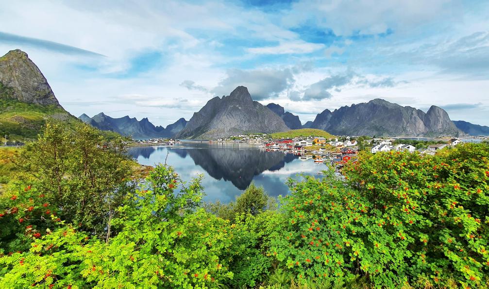 Garioud - Nadège - Le village de Reine, ses rorbus au bord de l'eau et la montagne de Olstinden se reflétant dans le fiord, Lofoten, Norvège - La grande traversée des îles Lofoten lofoten-randonnee-lofoten